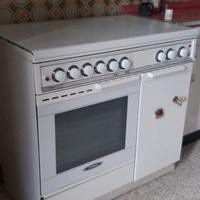 Cucina a gas con portabombola e piastre elettriche