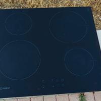 Piano cottura ad induzione Indesit 4 fuochi 2,8 kw