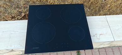 Piano cottura ad induzione Indesit 4 fuochi 2,8 kw