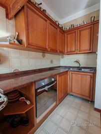 Cucina in legno stile classico con tavolo e sedie