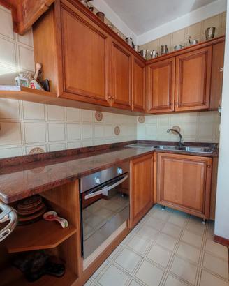 Cucina in legno stile classico con tavolo e sedie