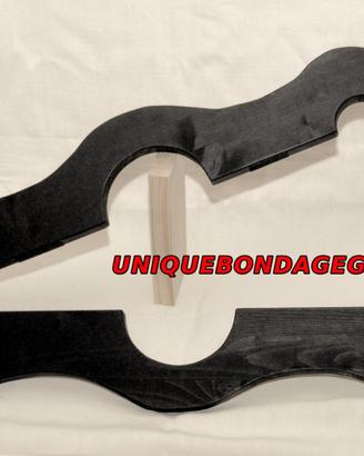 Gogna bondage bdsm in legno nera sagomata