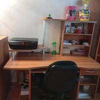 scrivania camera ragazzi con porta PC a scomparsa