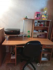 scrivania camera ragazzi con porta PC a scomparsa