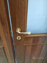Porta da interni due ante con vetro superiore.