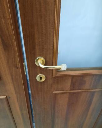 Porta da interni due ante con vetro superiore.