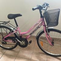 Bici da ragazza con cestino