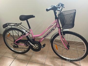Bici da ragazza con cestino
