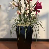 Vaso moderno nero con orchidea finta