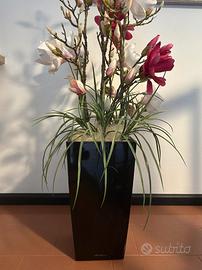 Vaso moderno nero con orchidea finta