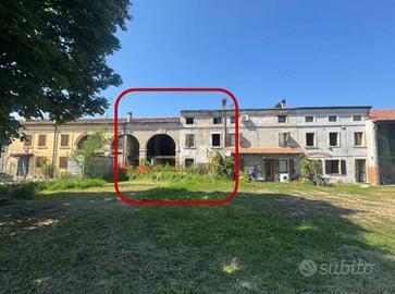 Rustico / Casale di 350 m² con più di 5 locali a C
