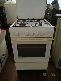 Cucina a gas quattro fuochi con forno