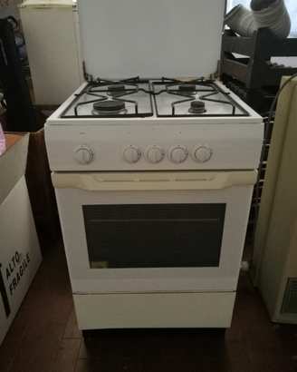 Cucina a gas quattro fuochi con forno