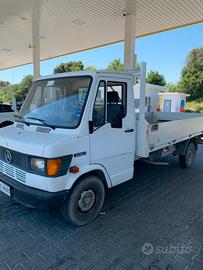 Camioncino con cassone mercedez 308
