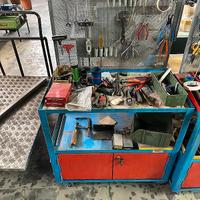 Carrellino con ruote e sportelli con chiavi varie.