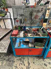 Carrellino con ruote e sportelli con chiavi varie.