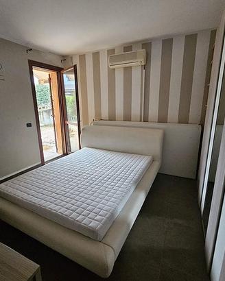 letto in pelle bianca