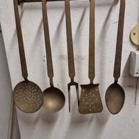 Set di utensili da cucina in ottone. 