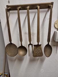 Set di utensili da cucina in ottone. 