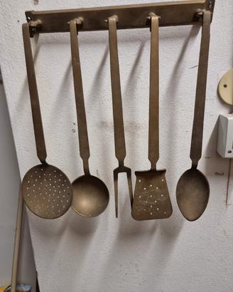 Set di utensili da cucina in ottone. 