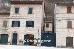Immobile di 73 m² con 2 locali a Genga