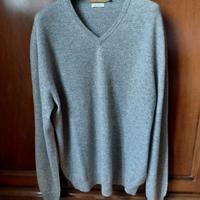 Maglione grigio con scollo a V