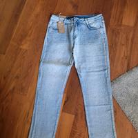 jeans con strass colorati