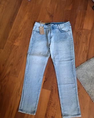 jeans con strass colorati