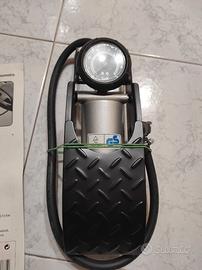 Pompa a pedale con manometro