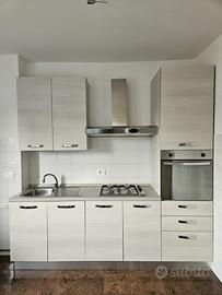 Cucina completa con elettrodomestici