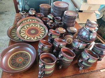 Servizio da tè etnico con piatti e altri accessori