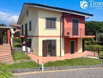 Elegante villa bifamiliare con garage - Trecastag