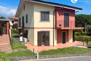 Elegante villa bifamiliare con garage - Trecastag