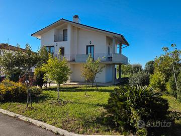 Villa 3 piani zona residenziale 