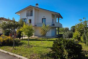 Villa 3 piani zona residenziale 