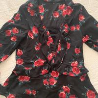 Camicia nera con rose rosse