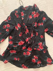 Camicia nera con rose rosse
