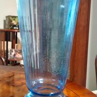 Vaso di vetro blu trasparente
