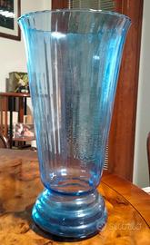 Vaso di vetro blu trasparente