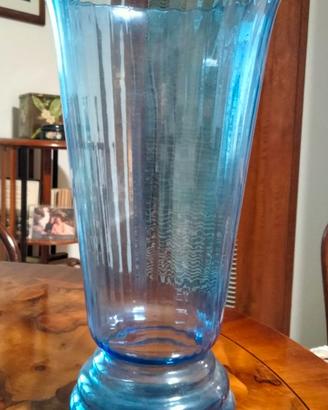 Vaso di vetro blu trasparente