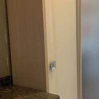 armadio a colonna con ripiani