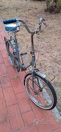 Bicicletta tipo Graziella pieghevole.