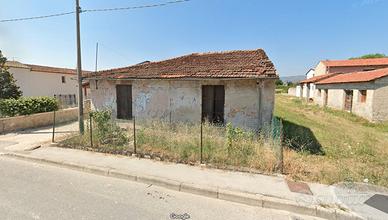 Casolare con capanno e terreno edificabile