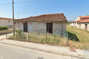 Casolare con capanno e terreno edificabile