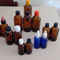 14 flaconi in vetro scuro di diversi tipi e misure