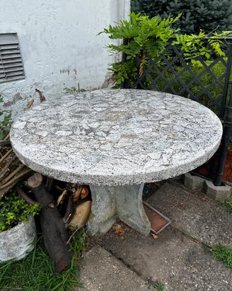 Tavolo di sasso, piastrelle e fioriere per esterno