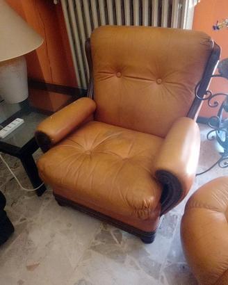 Poltrona in pelle e legno e pouf in pelle vintage