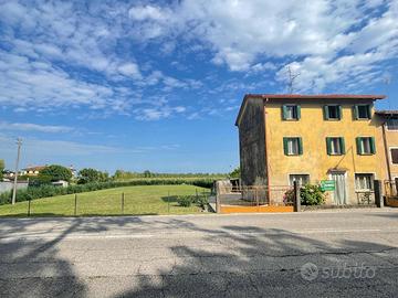 Casa da ristrutturare con grande scoperto e ter...