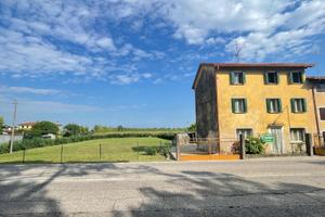 Casa da ristrutturare con grande scoperto e ter...