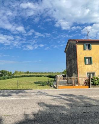Casa da ristrutturare con grande scoperto e ter...